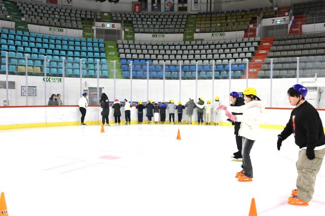 Children practicing at Mokdong Ice Rink AJP Han Jun-gu