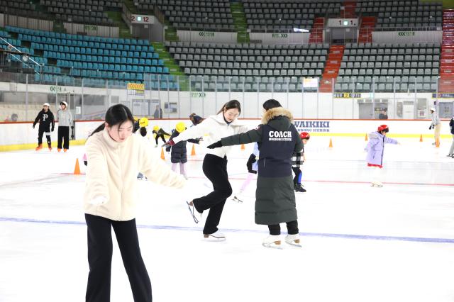 Students taking skating lessons at Mokdong Ice Rink AJP Han Jun-gu