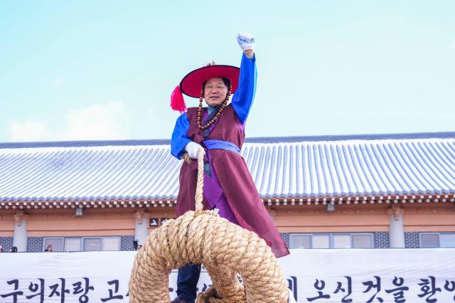 고싸움놀이 시연을 하고 있는 강기정 광주시장 사진광주시