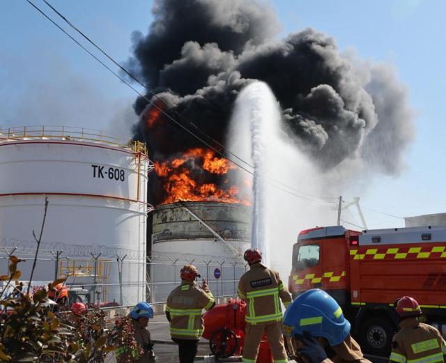 Oil storage tank explosion in Ulsan leaves one dead, another injured