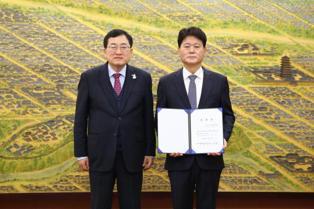 주낙영 경주시장이 10일 시청 내 대외협력실에서 윤승현 신임 HICO 사장에게 임명장을 수여한 후 기념 촬영을 하고 있다 사진경주시