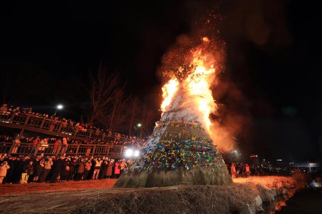 PHOTOS: Jeongwol Daeboreum, first full moon of lunar calendar