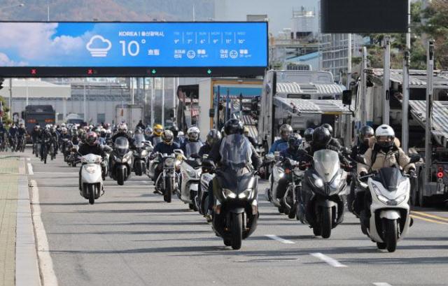 울산시 북구 현대자동차 명촌정문에서 오전조 근무자들이 퇴근하고 있다 사진연합뉴스