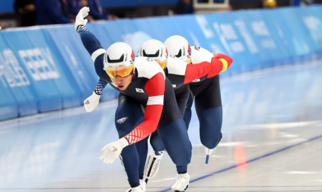 Kim Jun-ho Cha Min-kyu and Cho Sang-hyeok compete in the mens team sprint speed skating event at the Asian Winter Games in Harbin China on Feb 10 2025 Yonhap