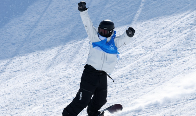 Kang Dong-hun waves after winning bronze in the mens big air snowboarding event at the Harbin Asian Winter Games