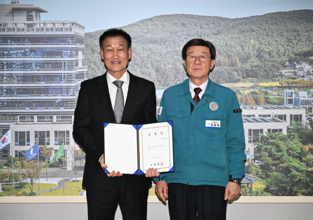 정종복 기장군수우측가 기장군민축구단 초대감독으로 최진한 감독좌측을 선임했다사진기장군