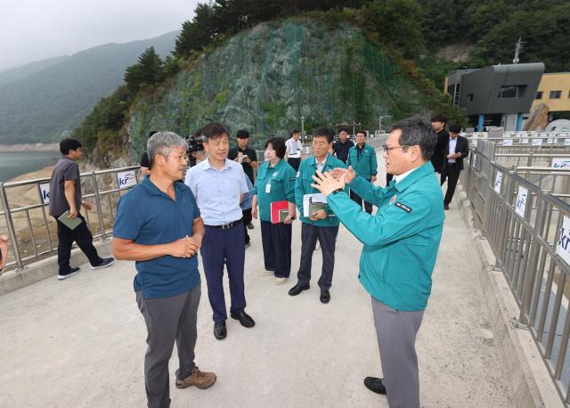 김홍규 강릉시장오른쪽이 기후 위기 대응을 위한 물관리 및 하수 관리 강화 계획에 관련해 현장을 방문하고 있다 사진강릉시