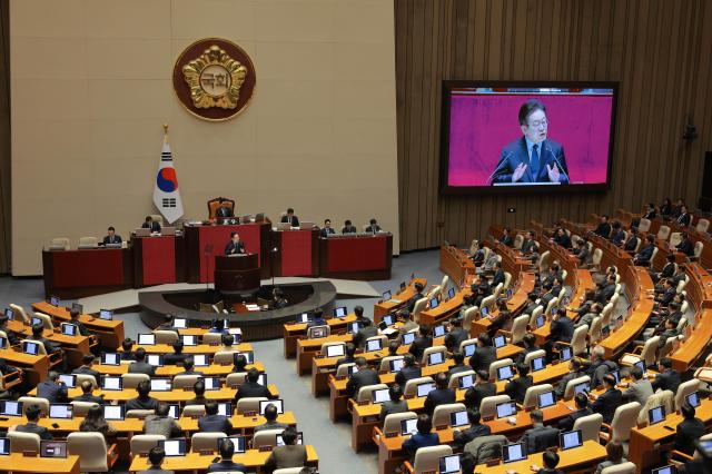 이재명 더불어민주당 대표가 10일 오전 서울 여의도 국회에서 열린 본회의에서 교섭단체 대표연설을 하고 있다 20250210사진유대길 기자 dbeorlf123ajunewscom