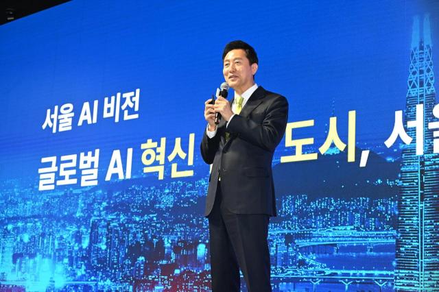 오세훈 서울시장이 11일 코엑스 그랜드볼룸에서 열린 ‘AI SEOUL 2025’ 콘퍼런스에서 AI산업 육성 전략을 발표하고 있다 사진서울시