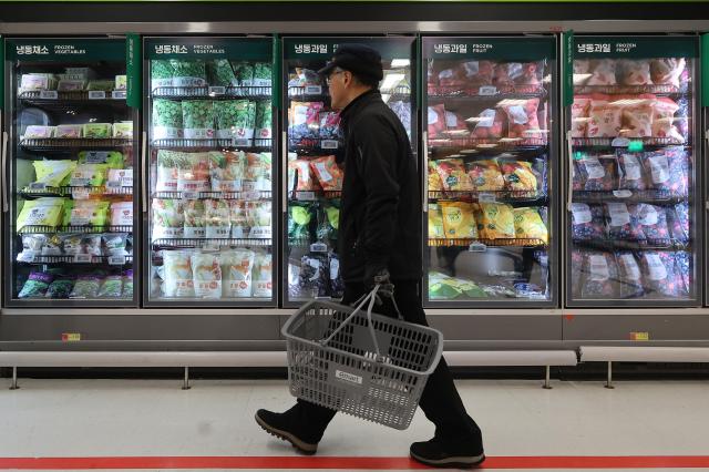 Customer browses the aisles of a grocery store in Seoul Feb2 2025 Yonhap