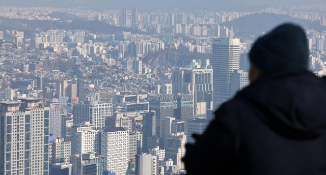  서울 남산에서 바라본 시내 아파트 단지와 빌라 모습연합뉴스