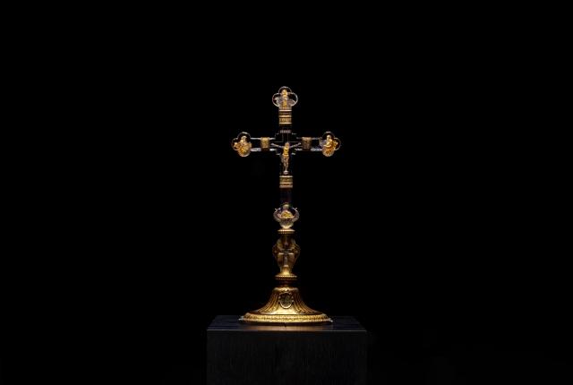 A cross crafted by Italian gem-engraver Valerio Belli Courtesy of Lotte Museum