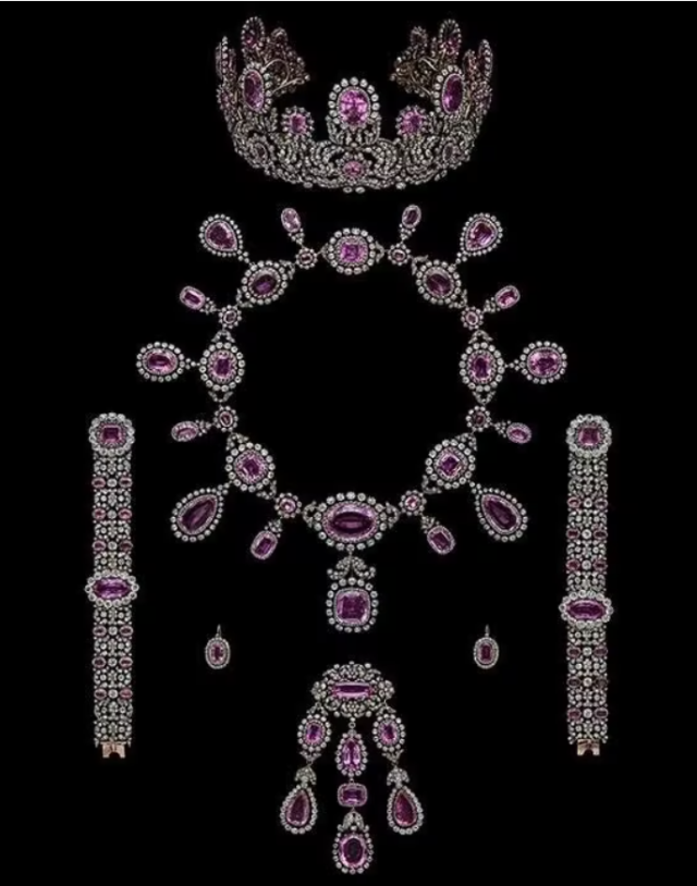 The jewelry set from the Württemberg royal family of Germany consists of a tiara necklace earrings brooch and bracelet AJP Kim Joo-heon