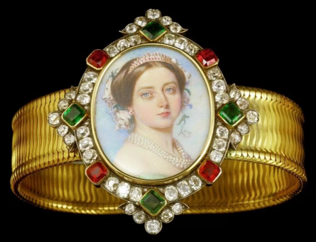 A bracelet Queen Victoria of the United Kingdom gifted to Queen Stephanie of Portugal Courtesy of Lotte Museum