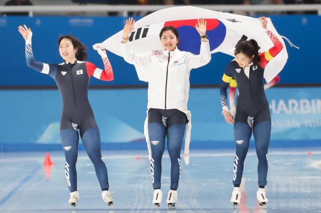 9일 중국 하얼빈 헤이룽장 빙상훈련센터 스피드스케이팅 오벌에서 열린 동계아시안게임 스피드스케이팅 여자 팀 스프린트에 출전한 김민지 김민선 이나현이 금메달을 획득한 뒤 태극기를 들고 인사하고 있다 사진연합뉴스