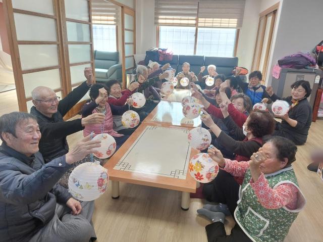 양양군치매안심센터가 경로당에서 치매 예방 교육 프로그램 운영을 하고 있다 사진양양군