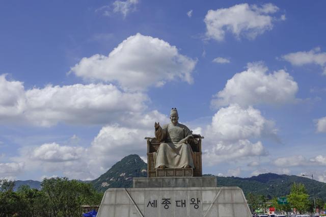 Tượng của Vua Sejong ở quảng trường Gwanghwamun Seoul ẢnhGetty Images Bank