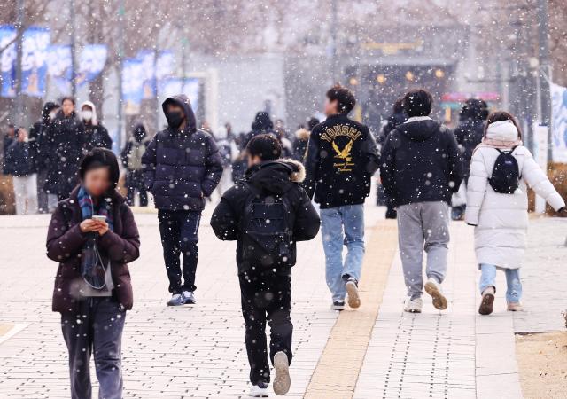 눈이 내리는 10일 오후 서울 서대문구 일대에서 시민들이 발걸음을 재촉하고 있다 사진연합뉴스