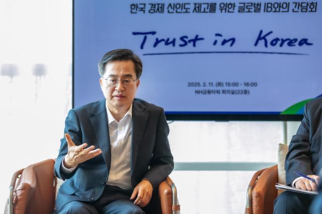 김동연 경기도지사와 주한 외국계 은행 대표 등 금융관계자 5명미중일이 모인가운데 한국경제 신인도 제고를 위한 글로벌 IB와의 간담회가 열리고 있다 사진경기도