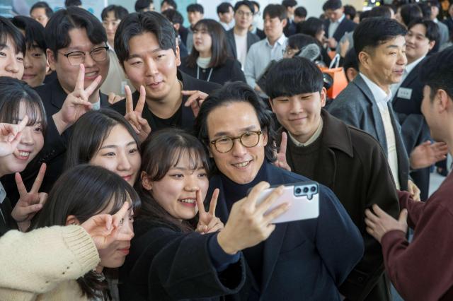 조현범 한국앤컴퍼니그룹 회장가운데이 11일 대전광역시 유성구 소재 하이테크 연구소 테크노돔에서 열린 신입사원 환영행사PLWD에 참가해 직원들과 사진 촬영을 하고 있다 한국앤컴퍼니그룹