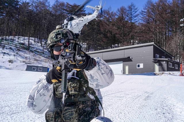 해병대 수색대대 장병들이 상률기동헬기로 기동 후 패스트로프로 신속히 침투해 주변을 경계하고 있다 사진해병대