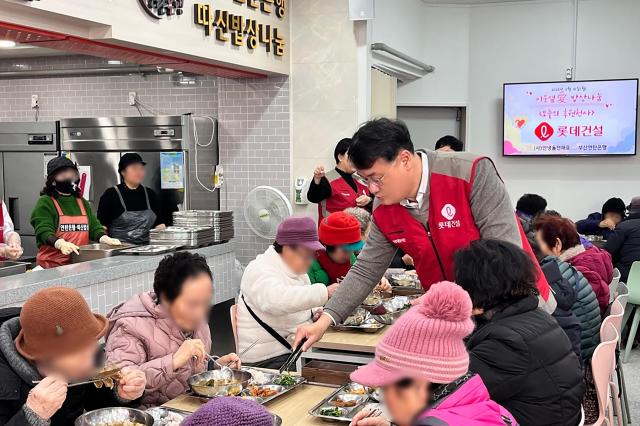 롯데건설 샤롯데 봉사단이 홀몸·재가 어르신 대상 ‘이웃옆愛 밥상나눔’ 봉사활동에 참여하고 있다사진롯데건설