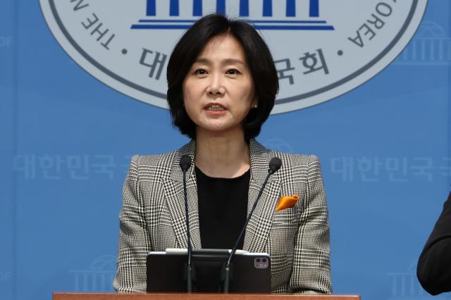 허은아 개혁신당 전 대표가 12일 서울 여의도 국회 소통관에서 이준석 의원에게 공개토론을 제안하는 기자회견을 하고 있다 사진연합뉴스