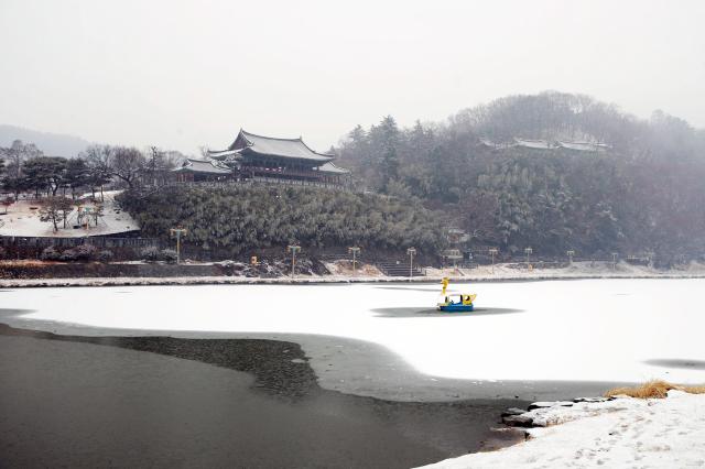 겨울 밀양강에서 바라본 밀양루의 설경 모습 사진밀양시