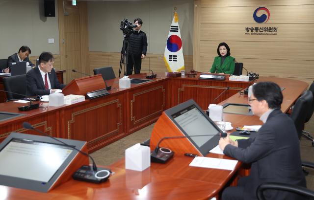 12일 경기도 과천시 방송통신위원회에서 전체회의가 열리고 있다 사진연합뉴스