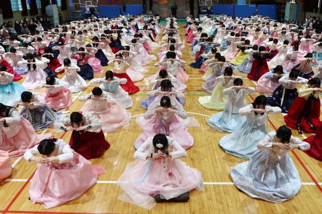 PHOTOS: A graduation in hanbok