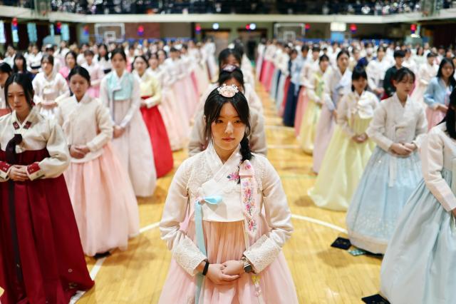 졸업식 및 성년례成年禮에서 한복을 차려입은 졸업생들이 큰절을 올리고 있다 YONHAP