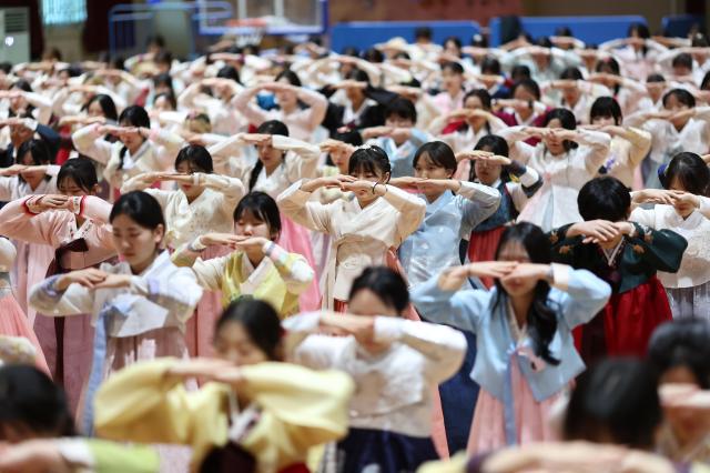 졸업식 및 성년례成年禮에서 한복을 차려입은 졸업생들이 큰절을 올리고 있다 YONHAP