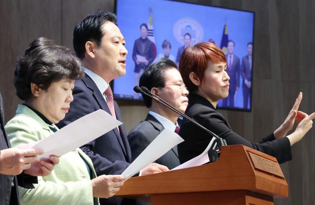 국민의힘 국회 법제사법위원회 소속 위원들이 12일 서울 여의도 국회 소통관에서 기자회견을 열고 야당이 발의한 명태균 특별법 반대 성명을 발표하고 있다 왼쪽부터 조배숙 장동혁 송석준 위원 사진연합뉴스