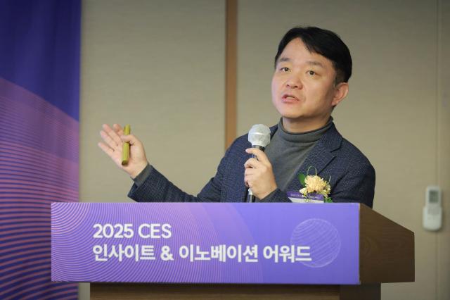 이경전 경희대학교 경영대학 교수가 기술 패권 경쟁 속 한국의 혁신 생태계 구축 방안이라는 주제로 발표를 하고 있다 사진유대길 기자