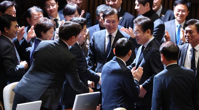 이재명 더불어민주당 대표가 지난 10일 서울 여의도 국회 본회의장에서 열린 교섭단체 대표연설을 마친 뒤 동료의원들의 축하를 받고 있다 사진연합뉴스