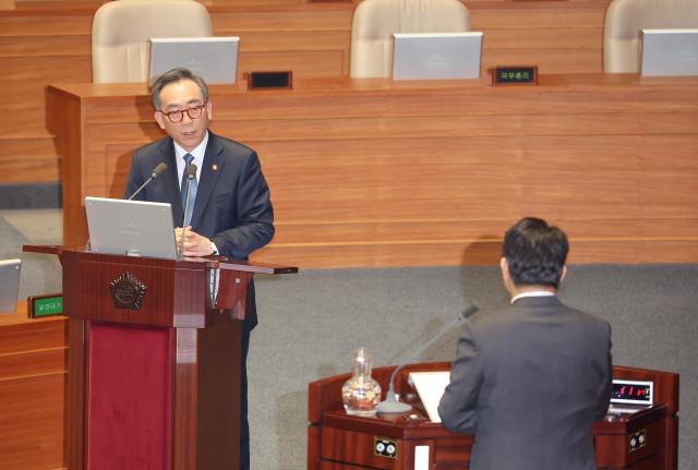 12일 서울 여의도 국회 본회의장에서 열린 정치·외교·통일·안보 대정부질문에서 조태열 외교부 장관이 국민의힘 윤상현 의원의 질의에 답변하고 있다 사진연합뉴스