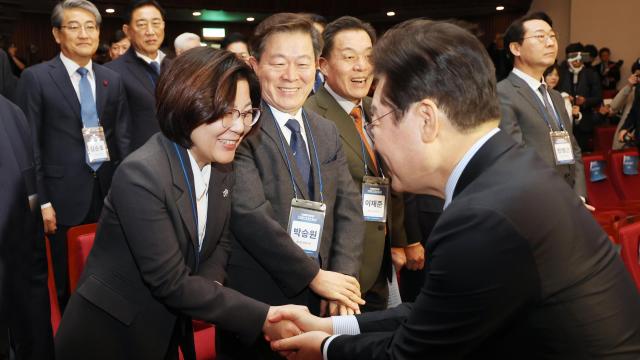 김보라 안성시장이 이재명 더불어민주당 대표와 악수를 하고있다 사진안성시