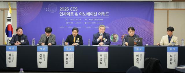 12일 오후 서울 중구 프레스센터에서 열린 2025 CES 인사이트  이노베이션 어워드에서 패널들이 글로벌 경제와 기술 패권 경쟁 속 한국의 대응 전략이라는 주제로 토론을 하고 있다 사진 왼쪽부터 김홍석 이노비즈협회 경영전략부문 상무 김현우 서울경제진흥원 대표이사 구윤철 서울대학교 경제학부 특임교수前 국무조정실장 주영섭 서울대학교 공학전문대학원 특임교수前 중소기업청장 이경전 경희대학교 경영대학 교수 최충환 아주뉴스코퍼레이션 실리콘밸리 대표 20250212사진유대길 기자 dbeorlf123ajunewscom