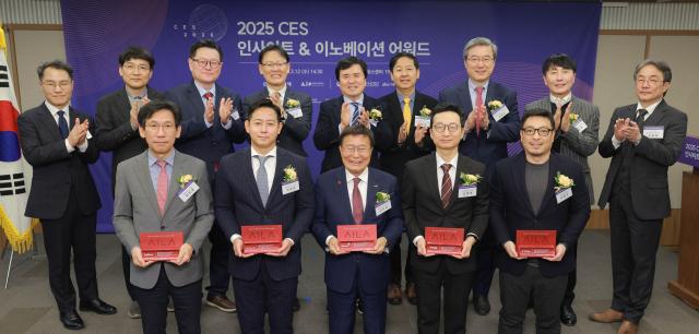 12일 오후 서울 중구 프레스센터에서 열린 2025 CES 인사이트이노베이션 어워드에서 아주이노베이션 리더 대상을 수상한 혁신기업 대표자들과 시상자들이 기념촬영을 하고 있다 앞줄 왼쪽부터 김민종 솔트룩스 부사장 최홍준 업스테이지 부사장 구자관 삼구아이앤씨 회장 김병현 수산중공업 사장 이정수 플리토 대표 뒷줄 왼쪽부터 황장진 AJP 편집국장 선상원 아주경제 편집국장 임규진 아주경제 사장 정광천 이노비즈협회 회장 곽영길 아주뉴스코퍼레이션 회장 구윤철 서울대 경제학부 특임교수 주영섭 서울대 공학전문대학원 특임교수 김현우 서울경제진흥원 대표 김명래 아주경제 통합 마케팅국 본부장 20250212사진유대길 기자 dbeorlf123ajunewscom