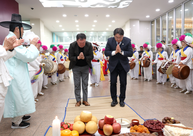 박기태 김해향교 전교 등 유림 10여 명이 12일 김해시장실을 찾아 홍 시장에게 초헌관 추대를 공식 요청하고 천권을 전달했다사진김해시