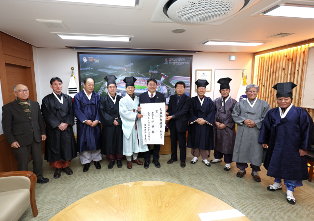 박기태 김해향교 전교 등 유림 10여 명이 12일 김해시장실을 찾아 홍 시장에게 초헌관 추대를 공식 요청하고 천권을 전달했다사진김해시