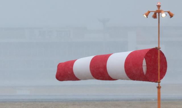 제주공항 활주로의 바람자루 사진연합뉴스