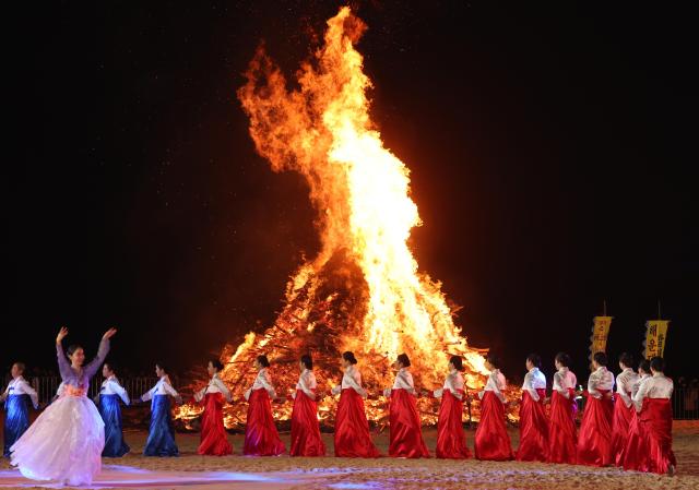 PHOTOS: Koreans celebrate first full moon of lunar New Year