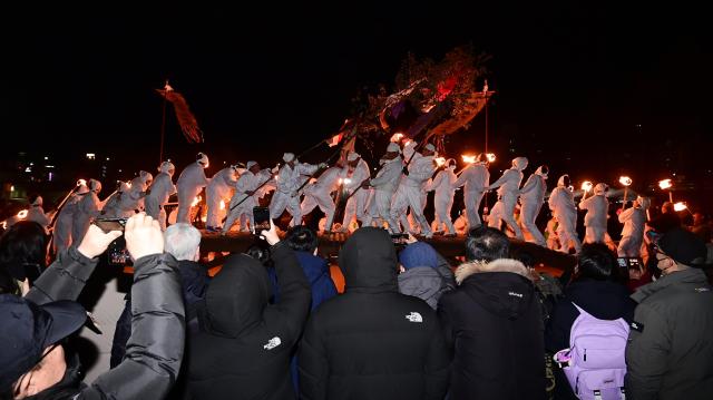 12일 강원 강릉시 남대천 둔치에서 답교놀이가 진행되고 있다 YONHAP