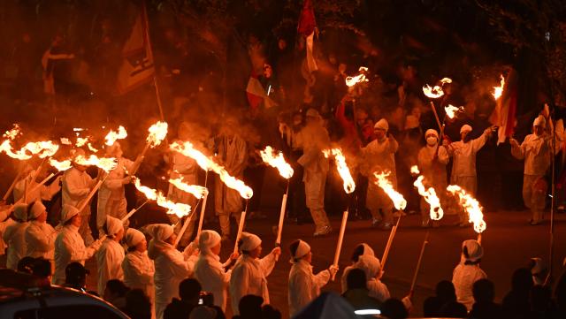 12일 강원 강릉시 남대천 둔치에서 답교놀이가 진행되고 있다 YONHAP