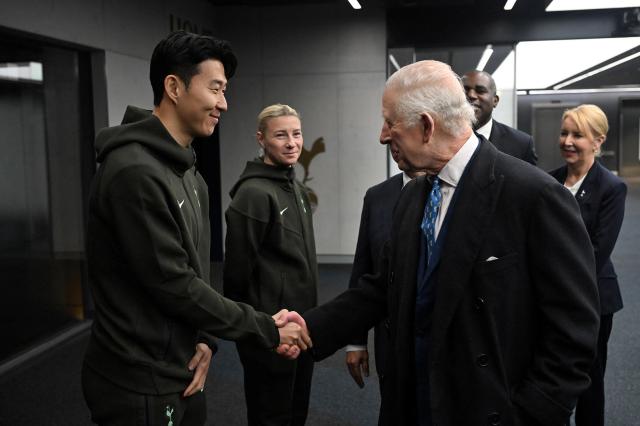 찰스 3세 영국 국왕이 12일현지시간 런던 토트넘 홋스퍼 스타디움을 방문해 손흥민과 악수하고 있다 사진로이터연합뉴스