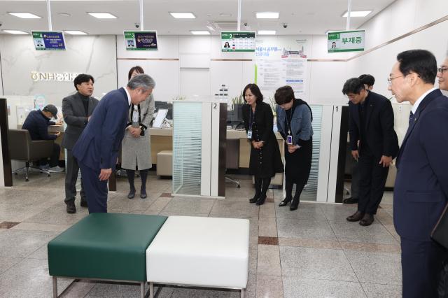 강호동 농협중앙회장좌이 12일 현장 경영을 위해 방문한 농협은행영업점에서 지점 직원들과 인사를 하고 있다사진농협중앙회