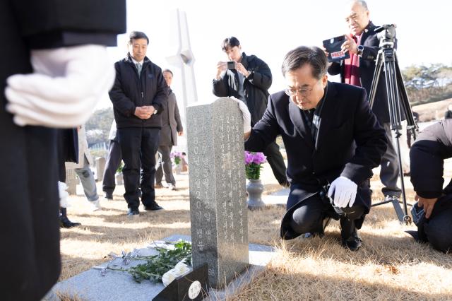 김동연 경기도지사가 국립 518민주묘지에서 묘소를 방문하여 애도를 하고 있다 사진경기도