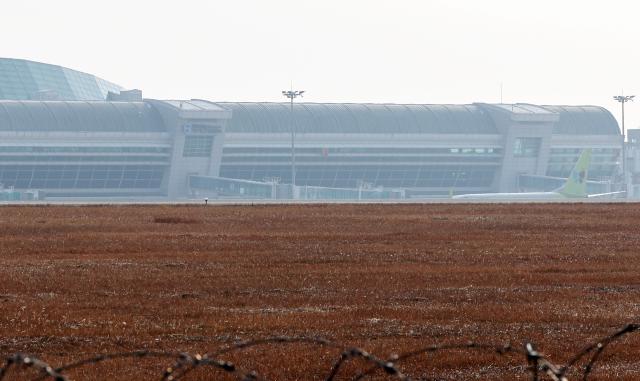 안개 낀 무안국제공항 활주로 사진연합뉴스