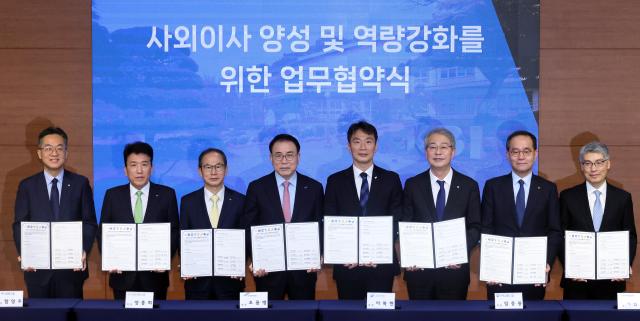 13일 서울 한국금융연수원에서 열린 사외이사 양성 및 역량 강화 업무협약식에서 기념 촬영하는 모습 왼쪽부터 고석헌 신한금융그룹 부문장 함영주 하나금융그룹 회장 양종희 KB금융그룹 회장 조용병 은행연합회장 이복현 금융감독원장 임종룡 우리금융그룹 회장 이찬우 NH농협금융 회장 이준수 한국금융연수원장 사진연합뉴스
